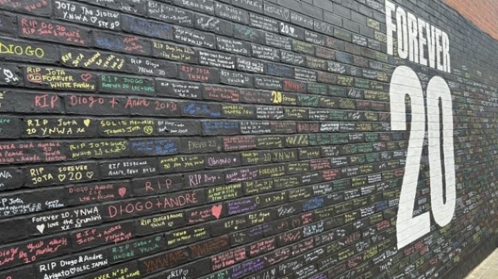 密密麻麻❤️安菲尔德“若塔墙”写满了球迷的悼念：FOREVER 20