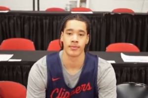 防守不错！30号秀尼德豪泽半场揽6板1断2帽&3中0暂无得分进账