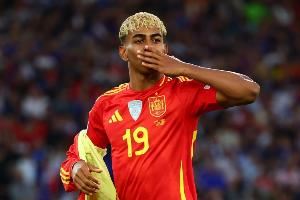 世体：亚马尔背部轻微不适，但没有大碍&预计将出战土耳其