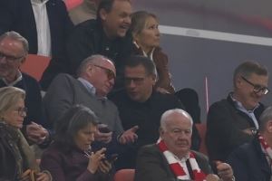 德媒：博伊赢球后被拍到拿了两台全新iphone 赫内斯埃贝尔坐一起