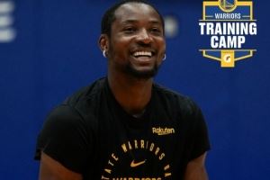 一个夏天的闹剧结束！勇士晒库明加训练照：笑容满面 回归正题