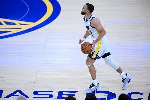 老同志状态不错！库里首节三分3中2 拿到7分1板2助0失误