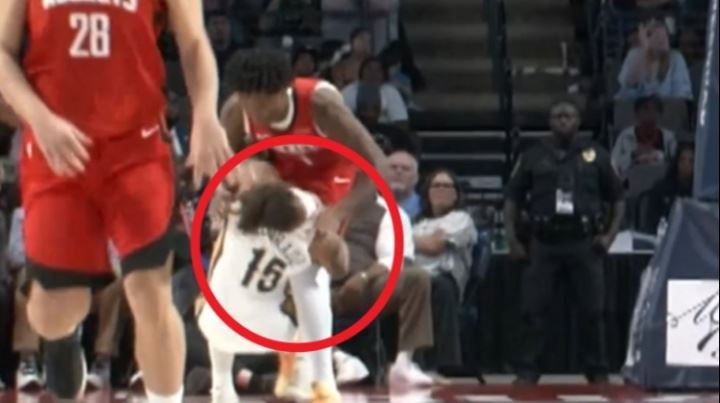 脑袋嗡嗡的✋阿门想挣脱时直接往老六的面门上给了一掌