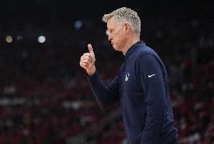 科尔：阵容安排取决于球员组合的化学反应 可能采用11人轮换