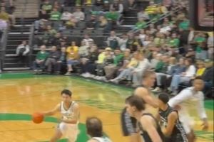 NCAA生涯首次助攻!林葳妙传队友吃饼 球迷高喊“Let’s go Wei”