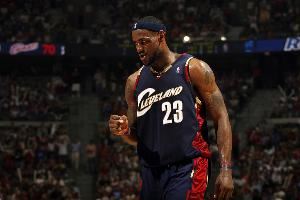 名记:我知道骑士正在打听让詹姆斯回去退役巡演 勇士也在询问