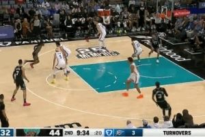 这是你的特点!莫兰特单打切特 闪电突破轻松左手上篮!